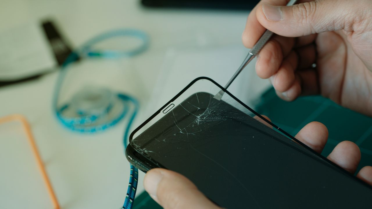 Is It Better to Repair or Replace Your Mobile Phone?